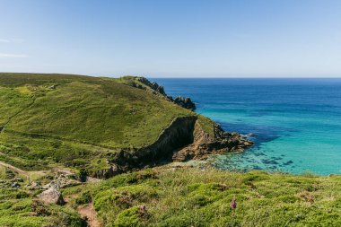 İngiltere, Cornwall 'daki Nanjizal Sahili yakınlarındaki Kelt Deniz Kıyısı ve uçurumlar