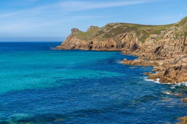 Nanjizal Beach, Cornwall, İngiltere 'deki Kelt Deniz Kıyısı ve uçurumlar