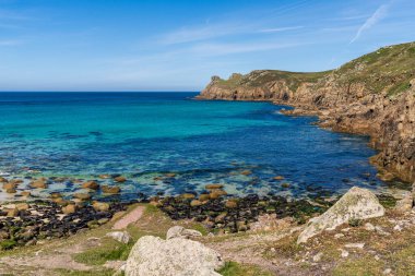 Nanjizal Beach, Cornwall, İngiltere 'deki Kelt Deniz Kıyısı ve uçurumlar