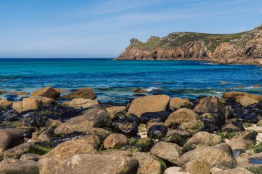 Nanjizal Beach, Cornwall, İngiltere 'deki Kelt Deniz Kıyısı ve uçurumlar