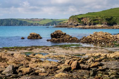 Sahili ve Trenarren, Cornwall, İngiltere yakınlarındaki uçurumları olan bir kanal.