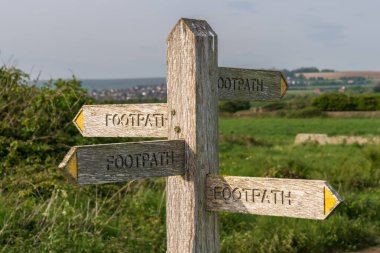 Tüm yollar Roma 'ya çıkıyor. Newhaven, Doğu Sussex, İngiltere yakınlarındaki bir patika.