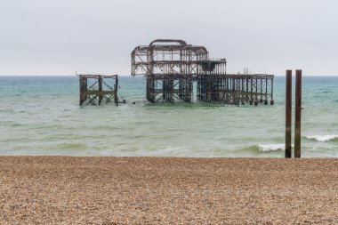 Brighton, Doğu Sussex, İngiltere 'deki yıkılan Batı İskelesi' nin kalıntıları.