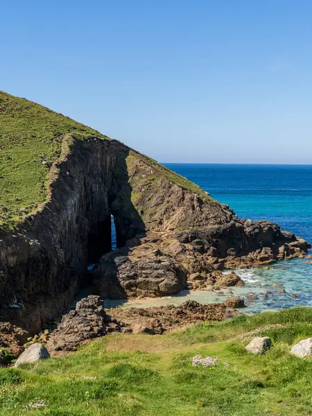 Nanjizal Beach, Cornwall, İngiltere 'deki Kelt Deniz Kıyısı ve uçurumlar