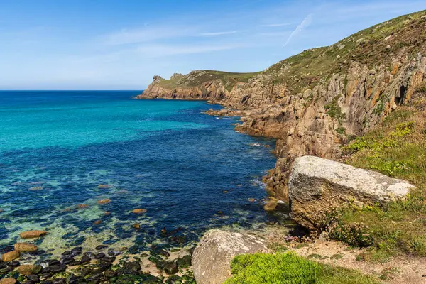Nanjizal Beach, Cornwall, İngiltere 'deki Kelt Deniz Kıyısı ve uçurumlar