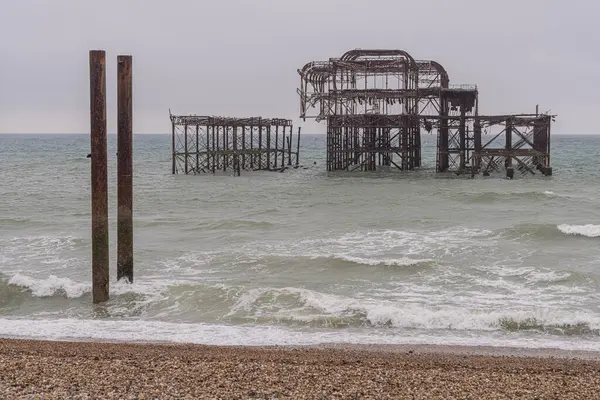 Brighton, Doğu Sussex, İngiltere 'deki yıkılan Batı İskelesi' nin kalıntıları.