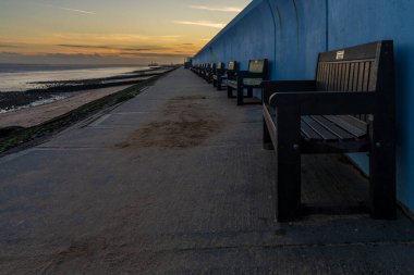 Canvey Adası, Essex, İngiltere - 21 Mart 2023 Thames Nehri kıyısındaki banklar