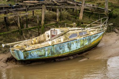 Benfleet, Essex, İngiltere - 22 Mart 2023 Doğu Haven Creek kıyısında bir gemi enkazı