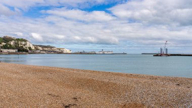 Dover, Kent, İngiltere, İngiltere - 19 Mart 2023: Sahilden görüldüğü üzere limanda bekleyen bir feribot görüntüsü