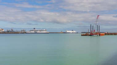 Dover, Kent, İngiltere, İngiltere - 19 Mart 2023: Limanda bekleyen bir feribot ve başka bir feribot görüntüsü
