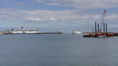 Dover, Kent, İngiltere, İngiltere - 19 Mart 2023: Limanda bekleyen bir feribot ve başka bir feribot görüntüsü