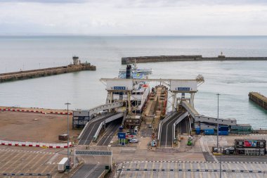 Dover, Kent, İngiltere, İngiltere - 19 Mart 2023: Dover Limanı 'nda bekleyen bir feribot görüntüsü