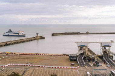 Dover, Kent, İngiltere, İngiltere - 19 Mart 2023: Dover Limanı 'na gelen bir feribot görüntüsü