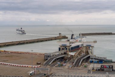 Dover, Kent, İngiltere, İngiltere - 19 Mart 2023: İki feribotla Dover Limanı 'nın görüntüsü