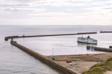 Dover, Kent, İngiltere, İngiltere - 19 Mart 2023: Dover Limanı 'ndan kalkan bir feribot görüntüsü