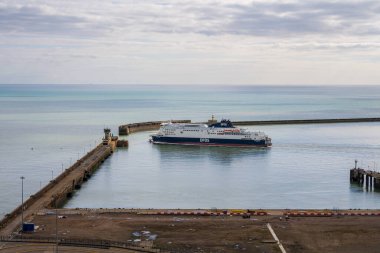 Dover, Kent, İngiltere, İngiltere - 19 Mart 2023: Dover Limanı 'ndan kalkan bir feribot görüntüsü