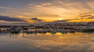 Ramsgate, Kent, İngiltere, İngiltere - 19 Mart 2023 Akşamları yat limanında gemiler