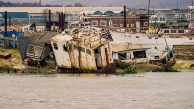 Hoo Marina Parkı, Kent, İngiltere - 21 Mart 2023 Medway Nehri kıyısında gemi enkazı