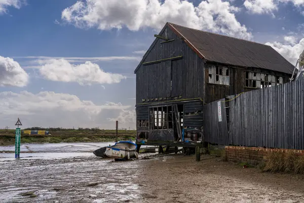 Tollesbury, Essex, İngiltere, İngiltere - 24 Mart 2023: Liman yakınlarındaki ahşap evler