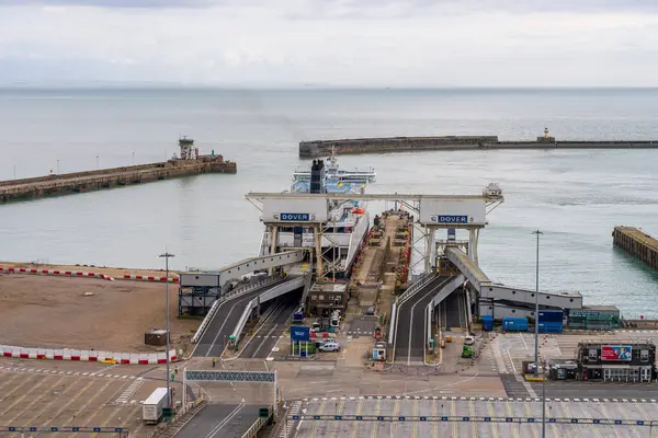 Dover, Kent, İngiltere, İngiltere - 19 Mart 2023: Dover Limanı 'nda bekleyen bir feribot görüntüsü