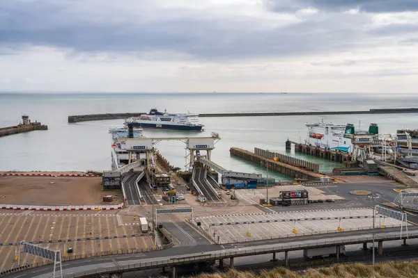 Dover, Kent, İngiltere, İngiltere - 19 Mart 2023: Gelen bir feribotla Dover Limanı manzarası