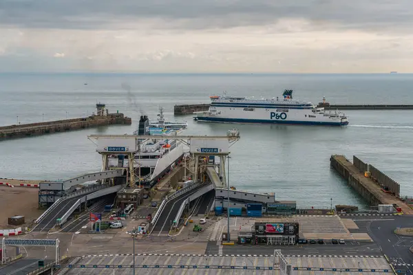 Dover, Kent, İngiltere, İngiltere - 19 Mart 2023: Dover Limanı 'ndan kalkan bir feribot görüntüsü