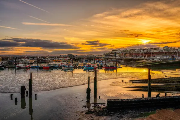 Ramsgate, Kent, İngiltere, İngiltere - 19 Mart 2023 Akşamları yat limanında gemiler