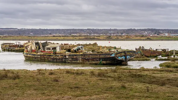 Hoo Marina Parkı, Kent, İngiltere - 21 Mart 2023 Medway Nehri kıyısında gemi enkazı