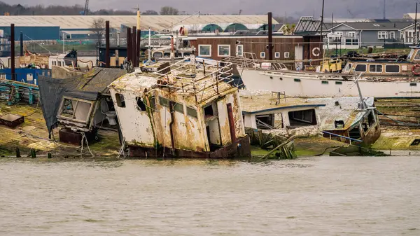 Hoo Marina Parkı, Kent, İngiltere - 21 Mart 2023 Medway Nehri kıyısında gemi enkazı