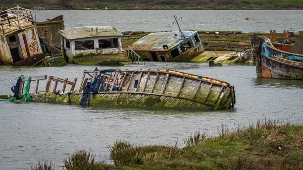 Hoo Marina Parkı, Kent, İngiltere - 21 Mart 2023 Medway Nehri kıyısında gemi enkazı