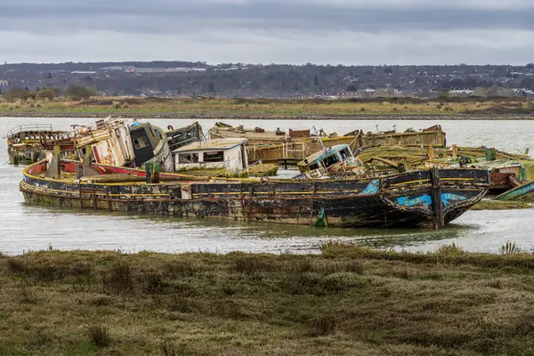 Hoo Marina Parkı, Kent, İngiltere - 21 Mart 2023 Medway Nehri kıyısında gemi enkazı