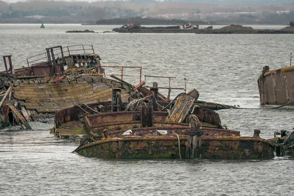 Hoo Marina Parkı, Kent, İngiltere - 21 Mart 2023 Medway Nehri kıyısında gemi enkazı