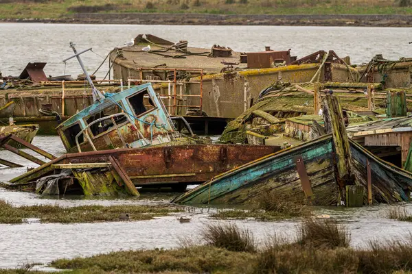Hoo Marina Parkı, Kent, İngiltere - 21 Mart 2023 Medway Nehri kıyısında gemi enkazı