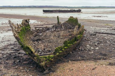 St Giles, Kent, İngiltere, İngiltere yakınlarındaki The Swale 'de iki gemi enkazı.
