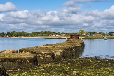 Hayling Adası 'ndan Langstone' a, Hampshire, İngiltere - Köprü Gölü ve eski Demiryolu Köprüsü üzerinden