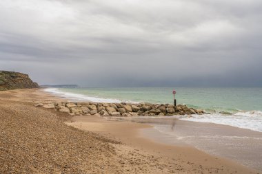 Bournemouth, Dorset, İngiltere yakınlarındaki Hengistbury Head plajı.