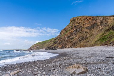Millook Haven, Cornwall, İngiltere 'deki kayalıklar ve plaj.