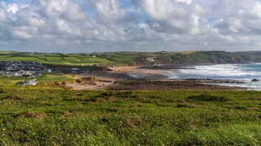 Widemouth Sahili yakınlarındaki Cornwall Sahili, İngiltere