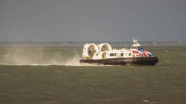 Ryde, Wight Adası, İngiltere - 20 Nisan 2023 Ryde 'ye gelen hovercraft