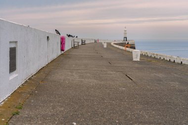Kuzey İskelesi ve arka plandaki deniz feneri, Ramsey, Garff, Man Adası