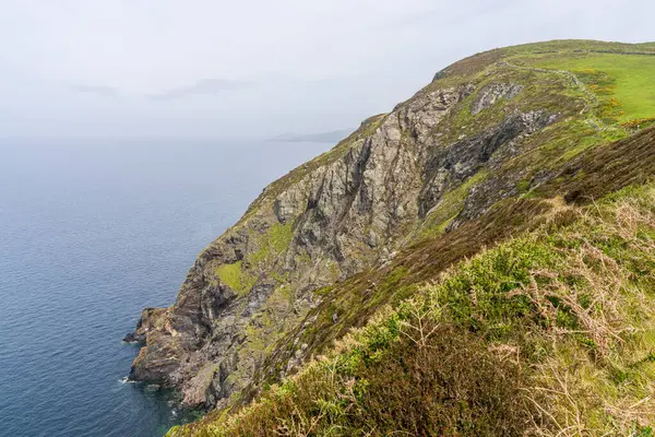 Bradda Head 'deki kayalıklar ve İrlanda Denizi kıyıları, Port Erin, Rushen, Man Adası