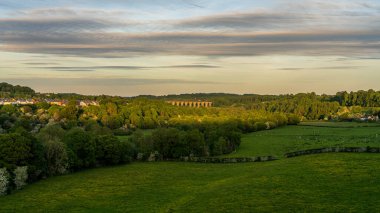 Trevor 'daki Pontcysyllte su kemerinden Cefn Mawr Viaduct, Wrexham, Clwyd, Wales, İngiltere' ye doğru.