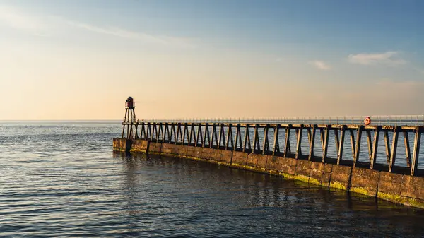 Whitby 'deki Doğu İskelesi, Kuzey Yorkshire, İngiltere, İngiltere