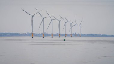 İrlanda Denizi 'nde rüzgar türbinleri Crosby, Merseyside, İngiltere yakınlarında.