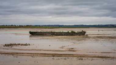 St Giles, Kent, İngiltere, İngiltere yakınlarındaki The Swale 'de bir gemi enkazı.