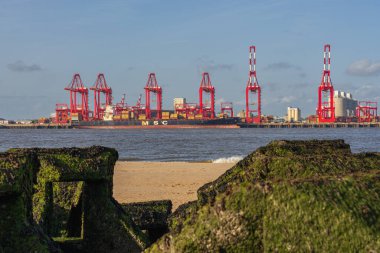 Bootle, Merseyside, İngiltere - 16 Mayıs 2023: Liverpool limanının konteyner terminali