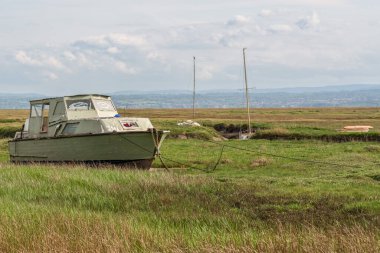 Heswall, Merseyside, İngiltere - 17 Mayıs 2023: Bataklıktaki gemi enkazı