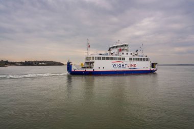 Yarmouth, Wight Adası, İngiltere, İngiltere. 17 Nisan 2023: Yarmouth Limanı 'ndan kalkan feribot