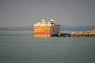 Colwell Körfezi, Wight Adası, İngiltere - 17 Nisan 2023 Colwell Körfezi ve Albert Kalesi