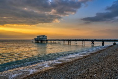 Totland, Wight Adası, İngiltere - 17 Nisan 2023 Totland Rıhtımı üzerinde gün batımı